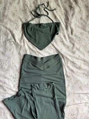 Double lined green two piece set from on Polly size small/ 4